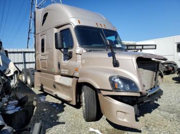  Salvage Freightliner Cascadia 1