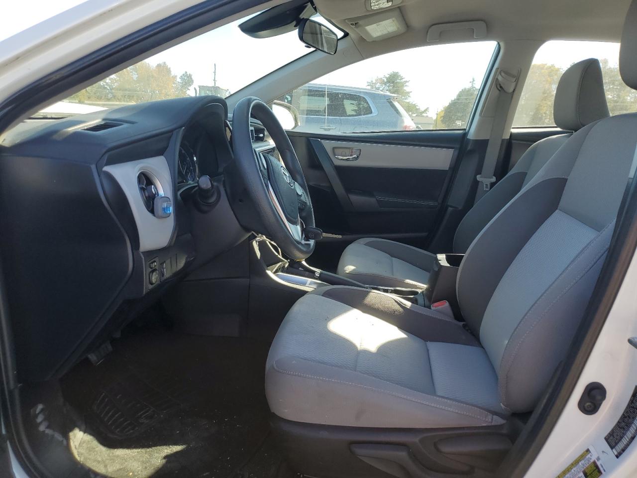 Toyota Corolla L Image 6