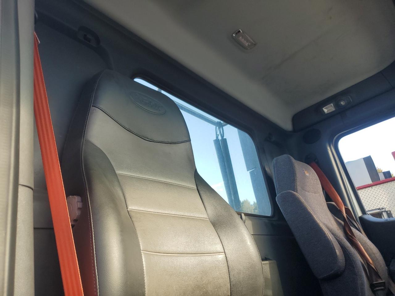 Peterbilt 579 Image 3