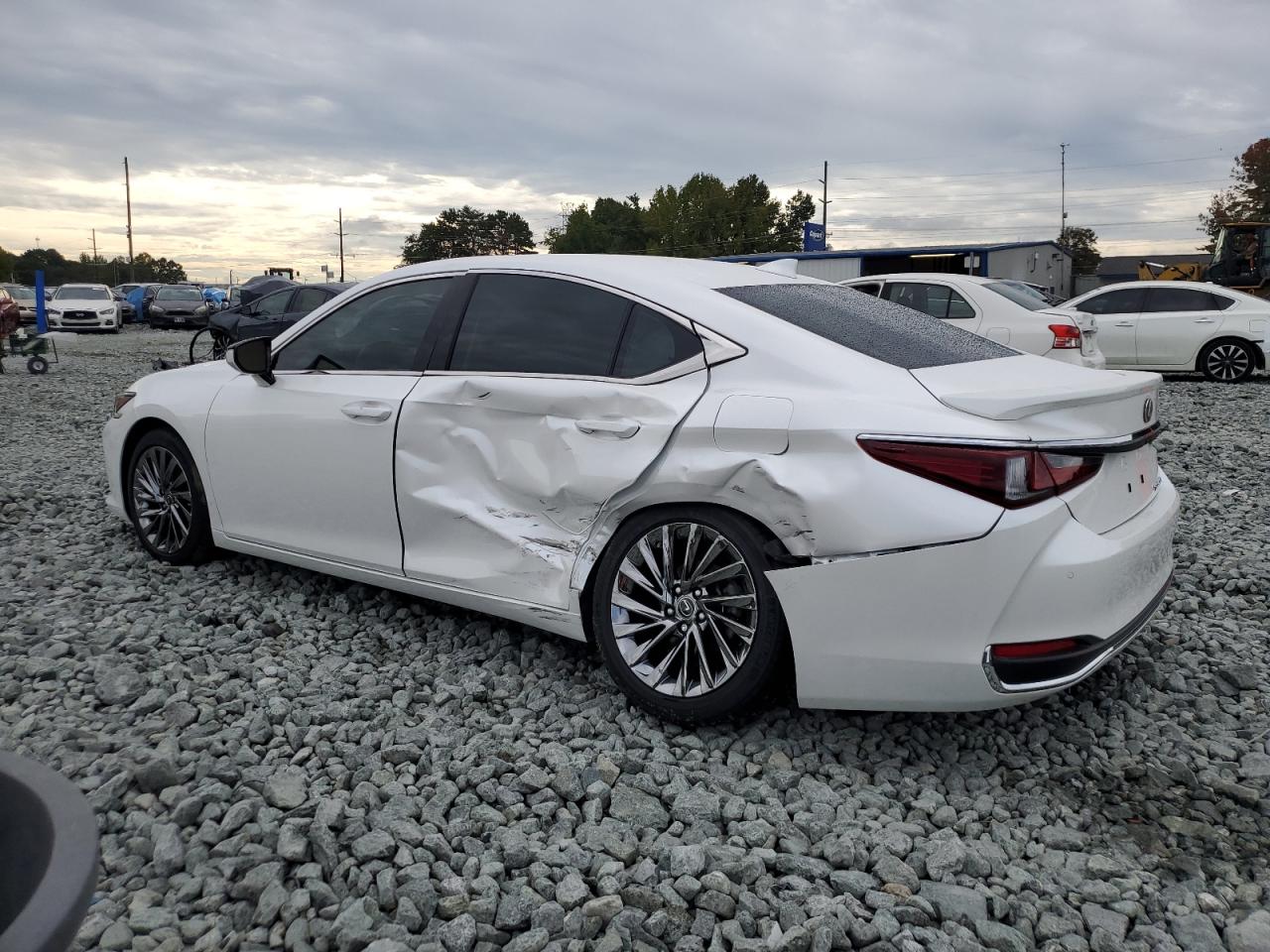 Lexus Es 300h Base Image 2