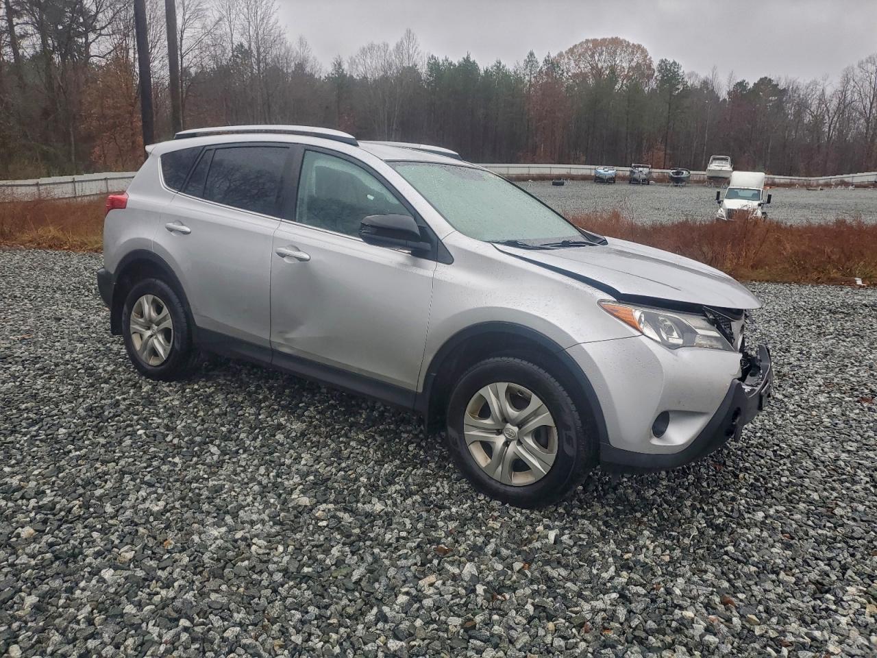 Toyota RAV4 Le Image 4
