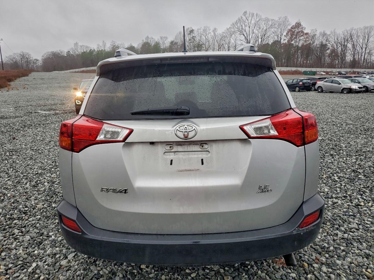 Toyota RAV4 Le Image 13