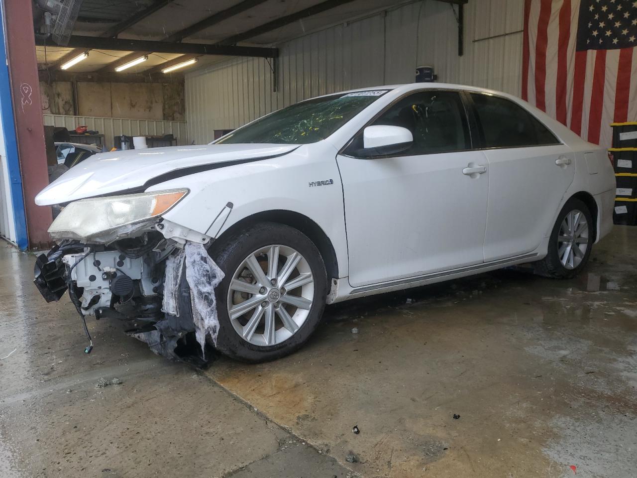 Toyota Camry Hybrid Image 1