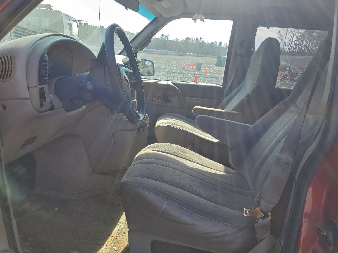 GMC Safari Xt Image 2