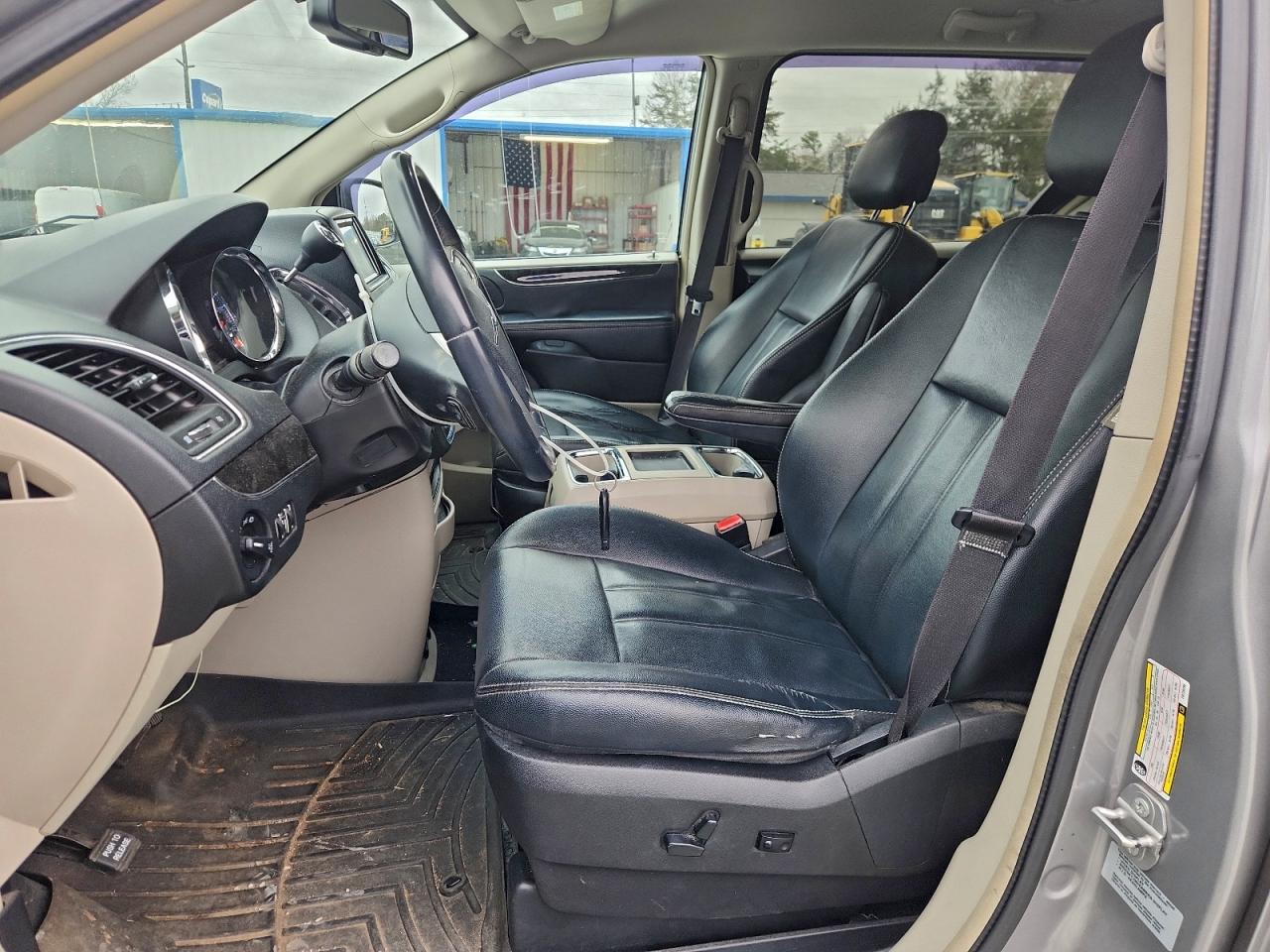 Chrysler Minivan Touring Image 8