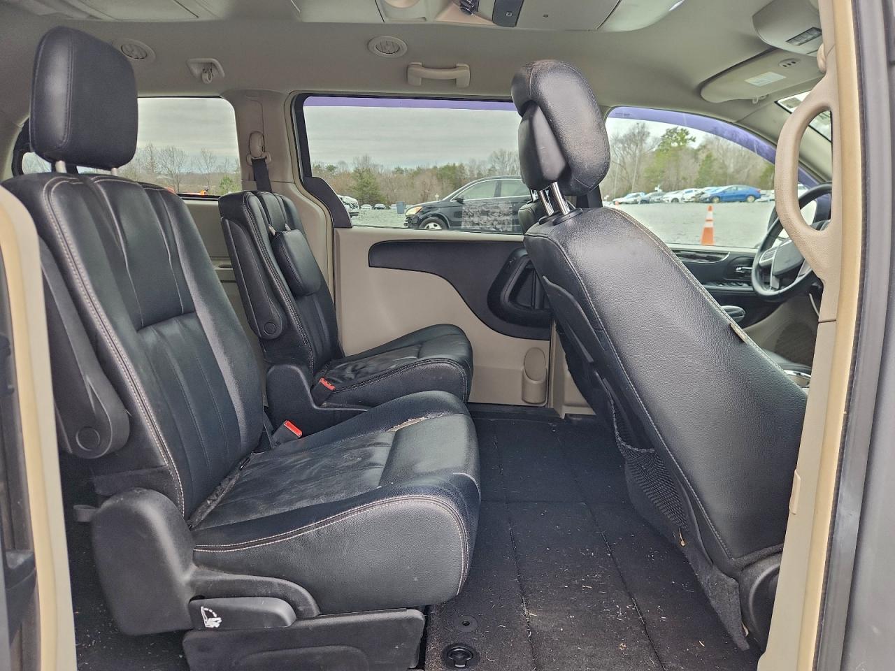 Chrysler Minivan Touring Image 7