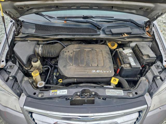 Chrysler Minivan Touring Image 13