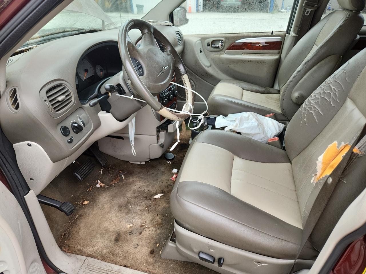 Chrysler Town & Country Touring Image 11