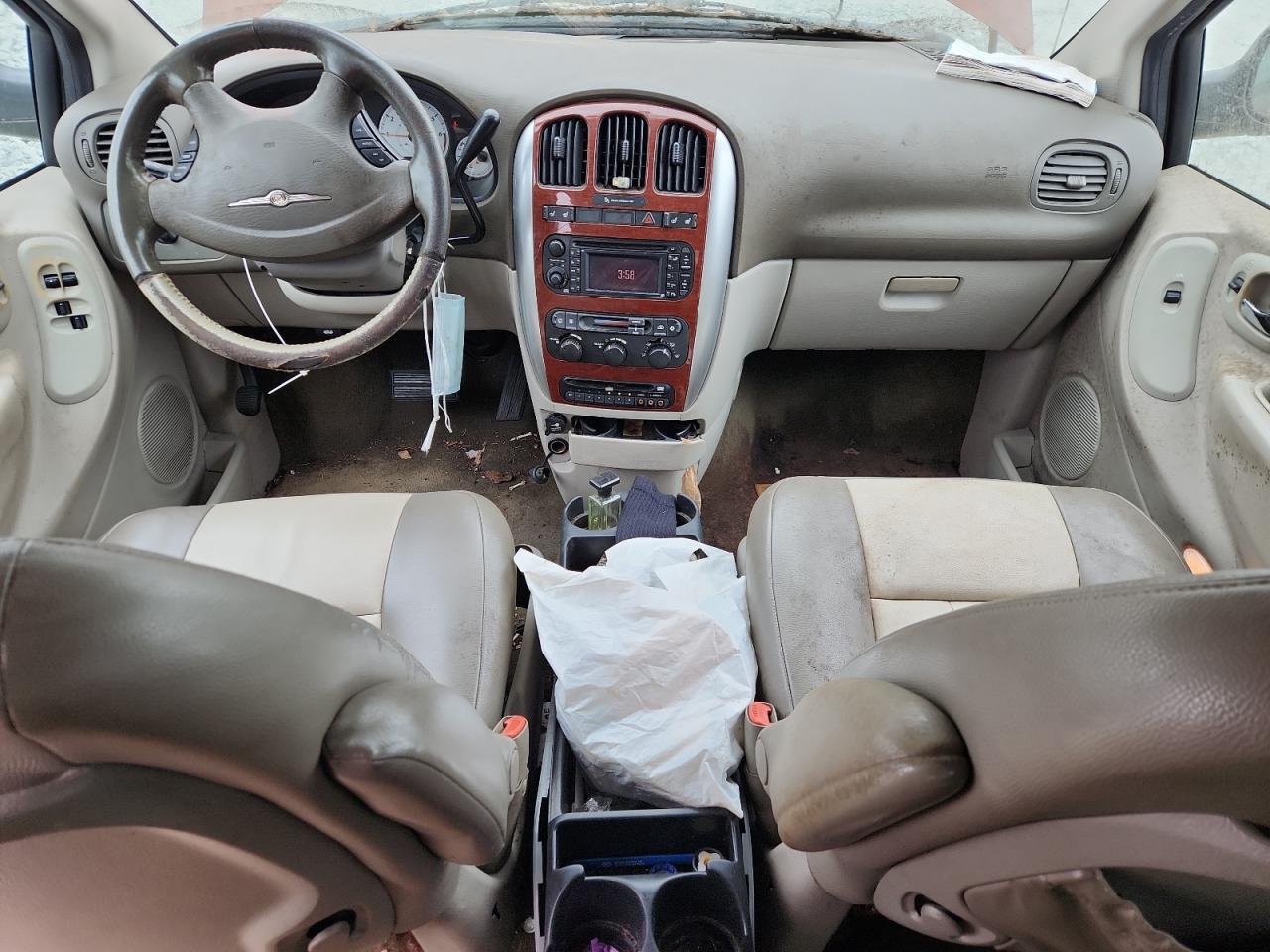 Chrysler Town & Country Touring Image 12