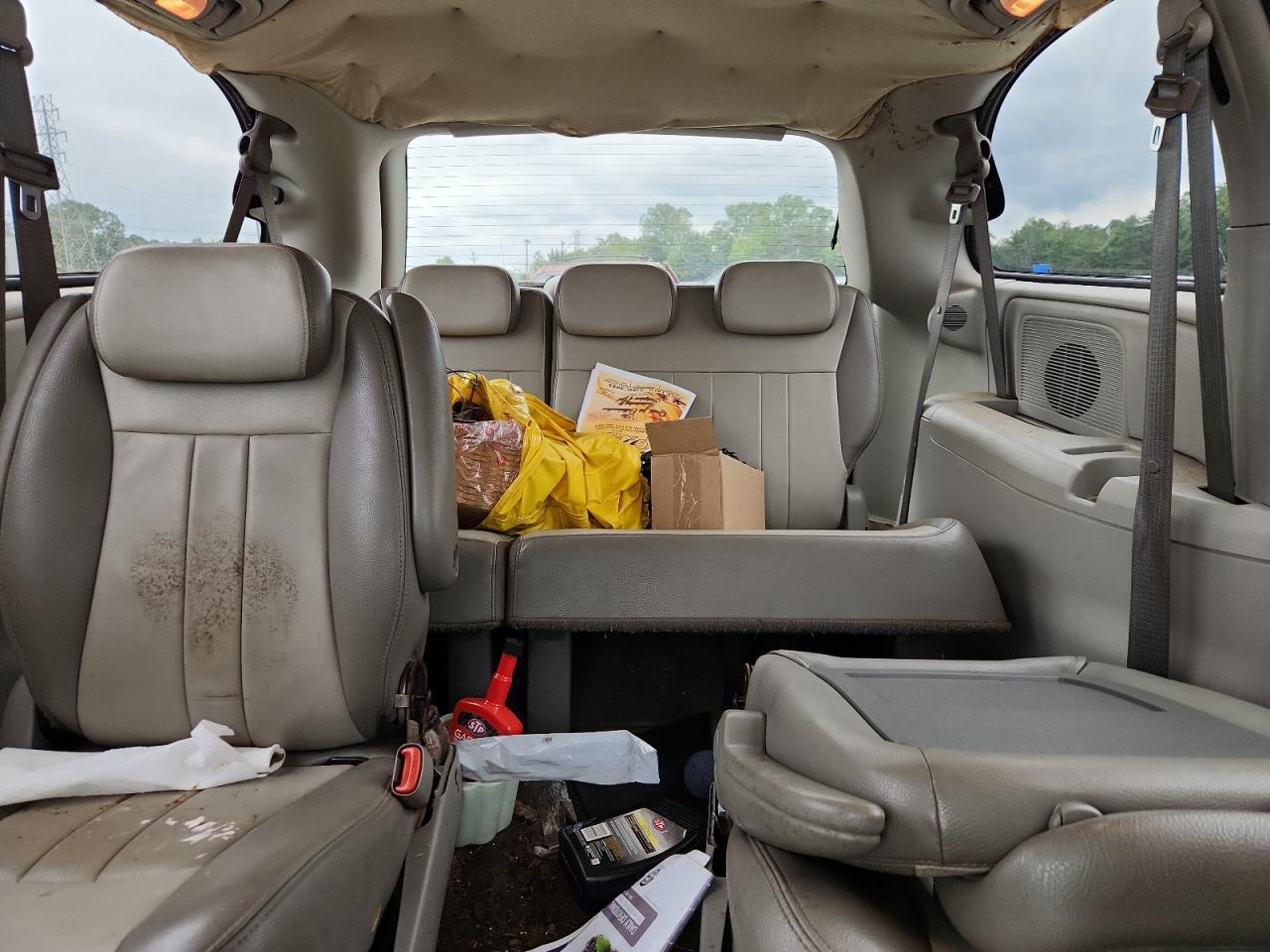 Chrysler Town & Country Touring Image 4