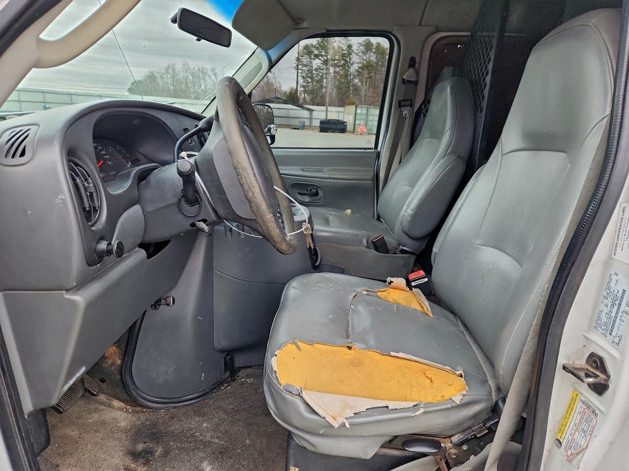 Ford Econoline E350 Super Duty Van Image 4