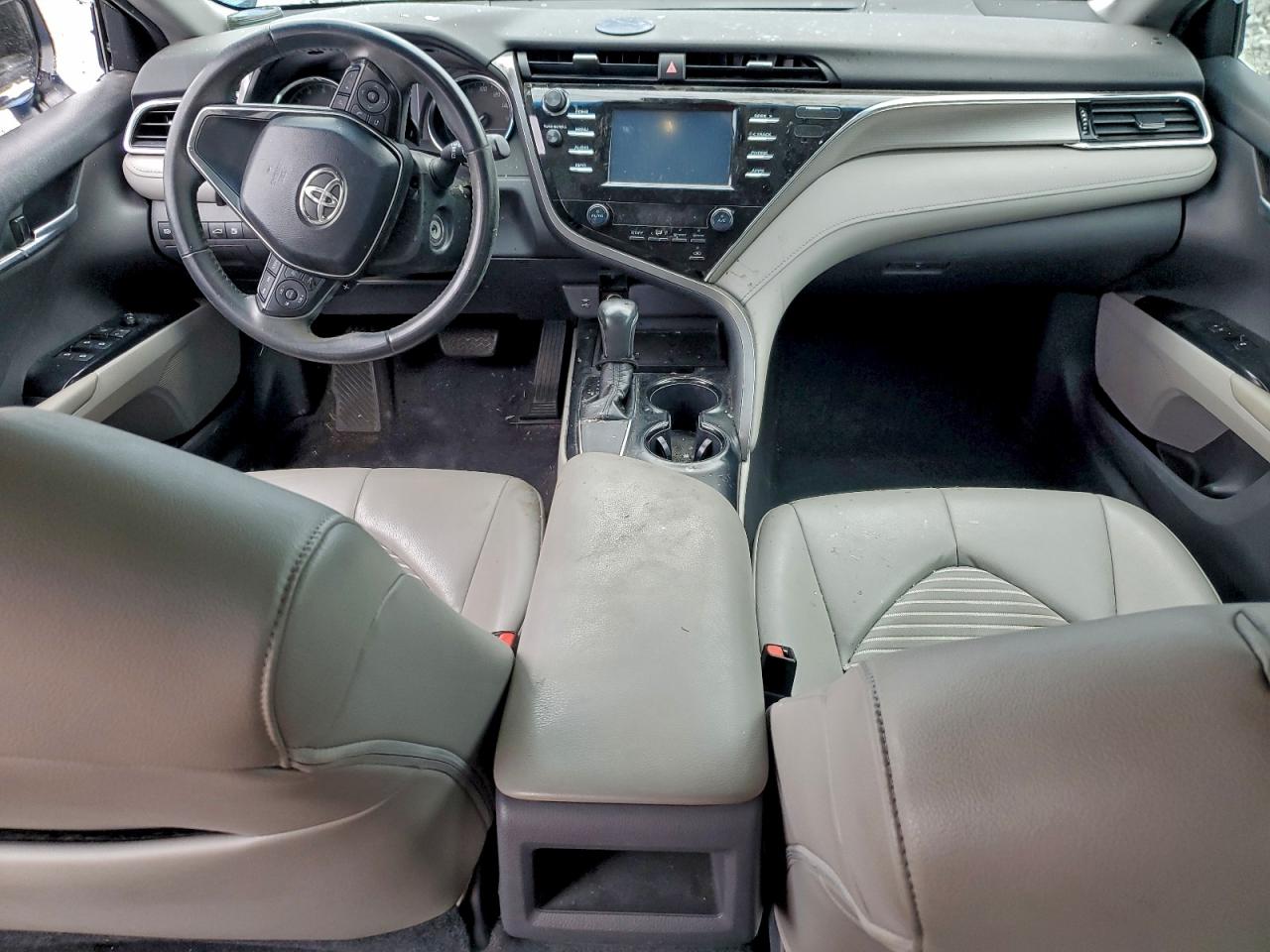 Toyota Camry L Image 10