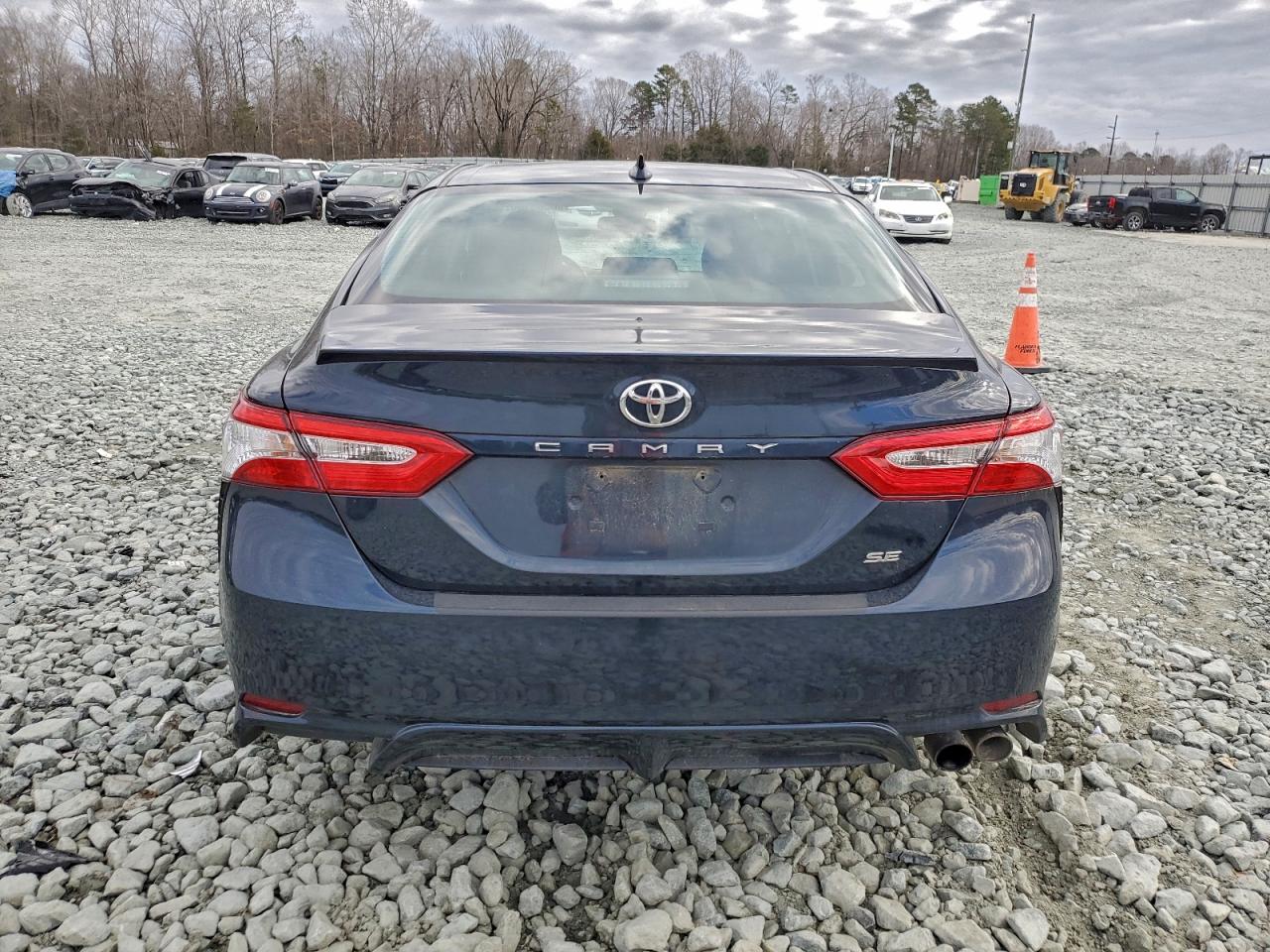 Toyota Camry Se Image 9