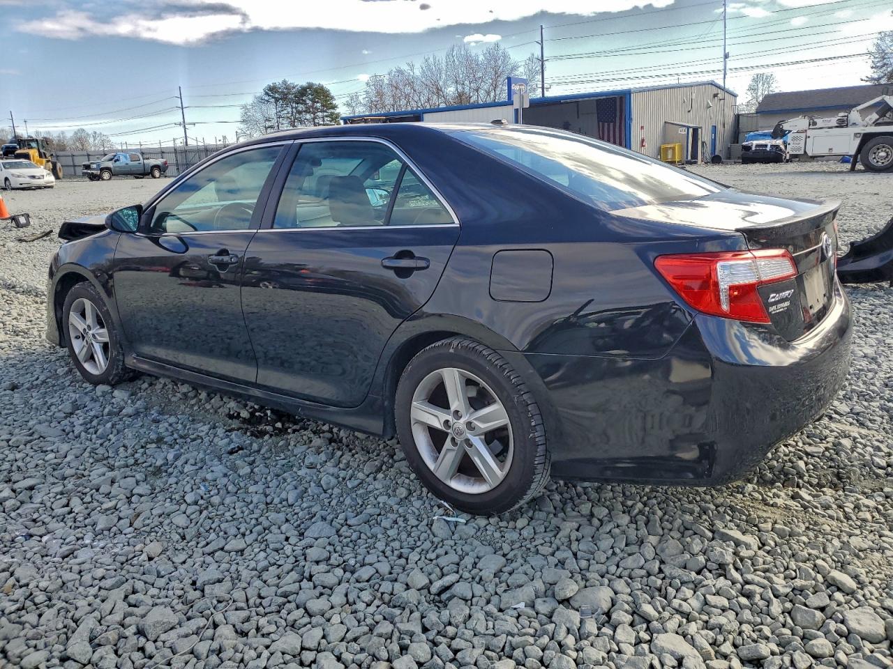 Toyota Camry L Image 3