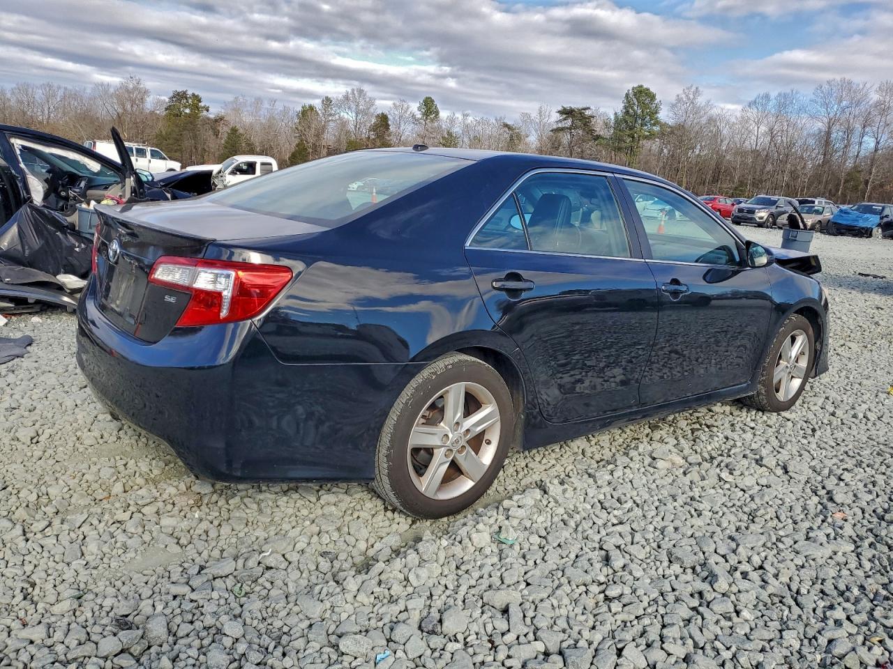 Toyota Camry L Image 2