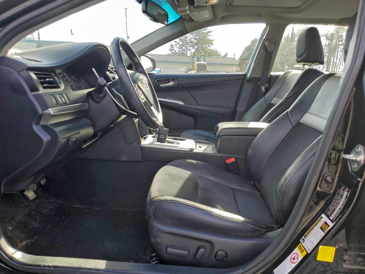 Toyota Camry L Image 10