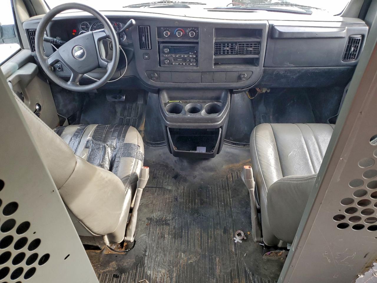 Chevrolet Express Image 4