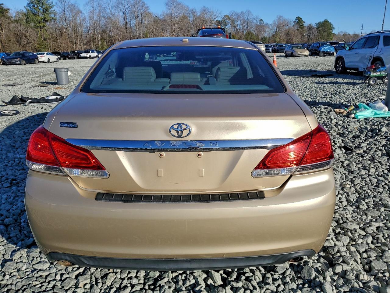 Toyota Avalon Base Image 9