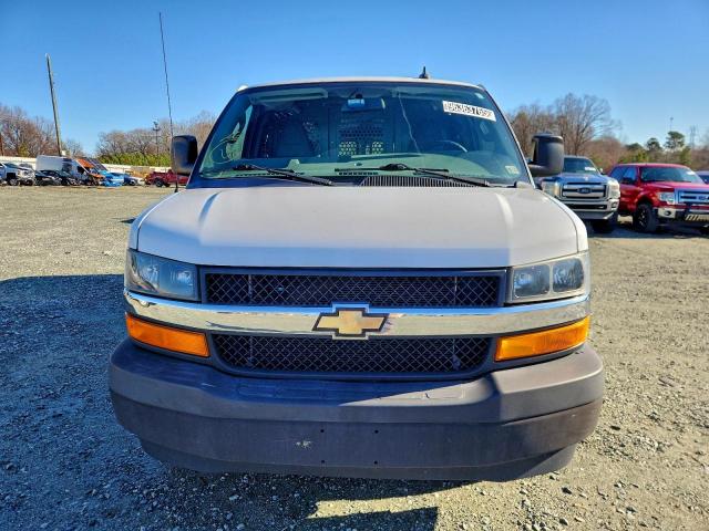 Chevrolet Express Image 2