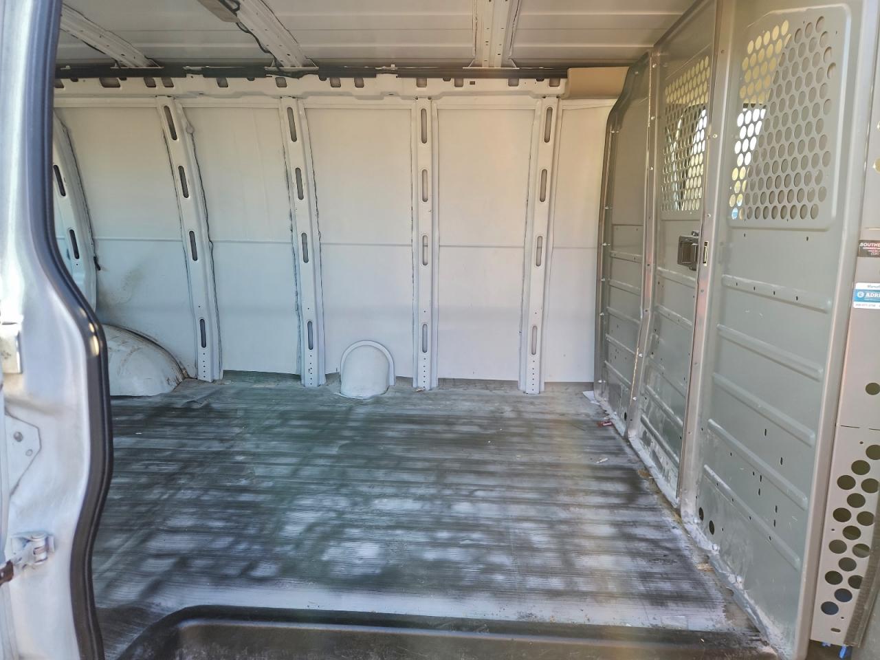 Chevrolet Express Image 7