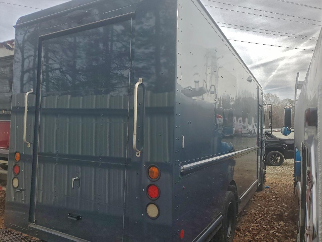 Freightliner Chassis M M Line Walk-in Van Image 4