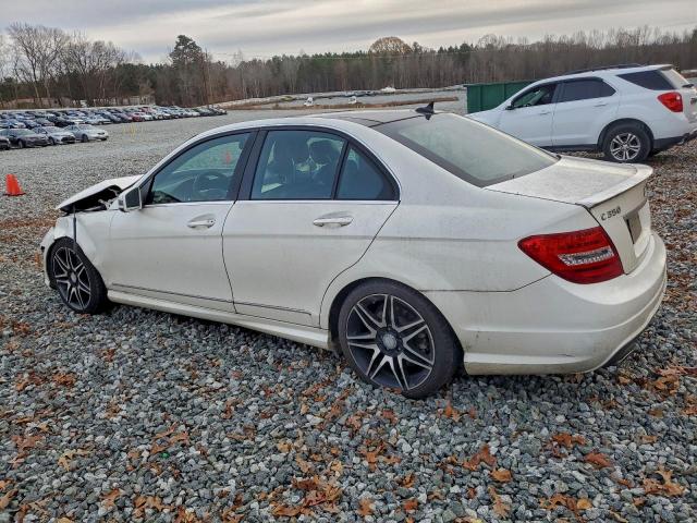 Mercedes-Benz C-Class 350 Image 12