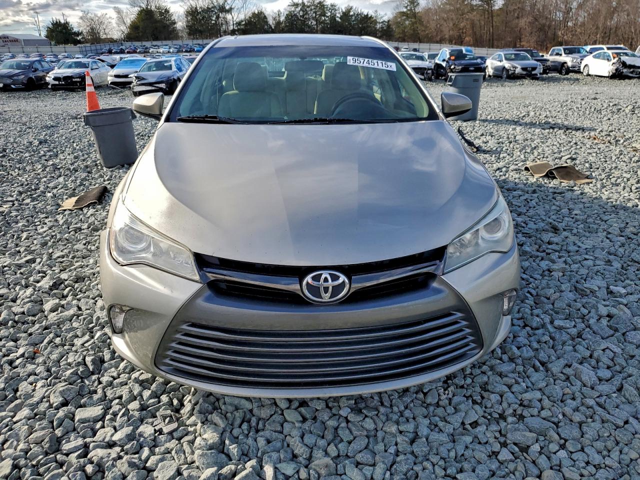 Toyota Camry Le Image 2
