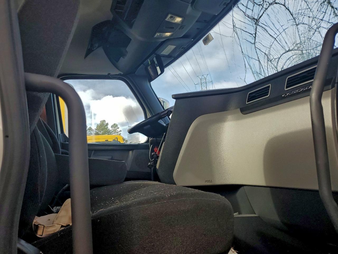 Freightliner Cascadia 1 Image 3